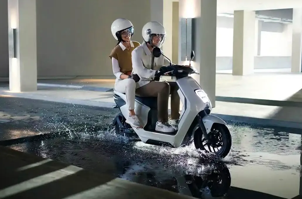 Panduan Berkendara Motor Listrik Tanpa Cemas Saat Hujan Lebat
