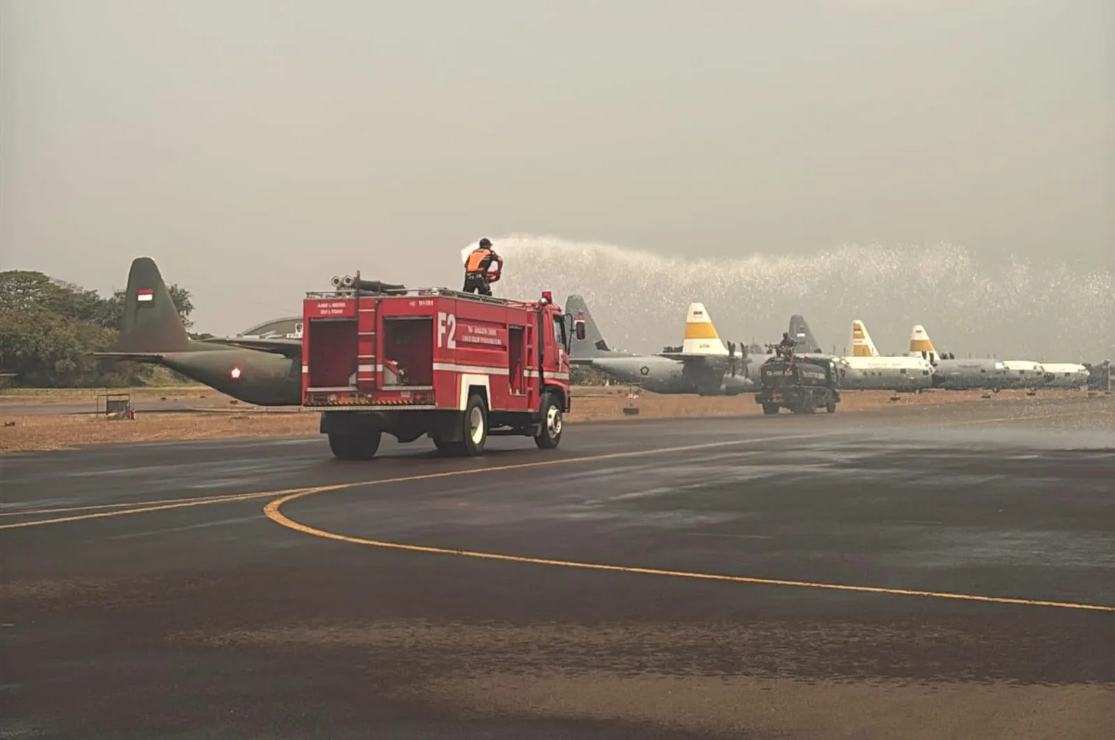 Lanud Halim Perdanakusuma Bersinergi Bersihkan Abu Vulkanik, Pastikan Kesiapan Operasional Penerbangan