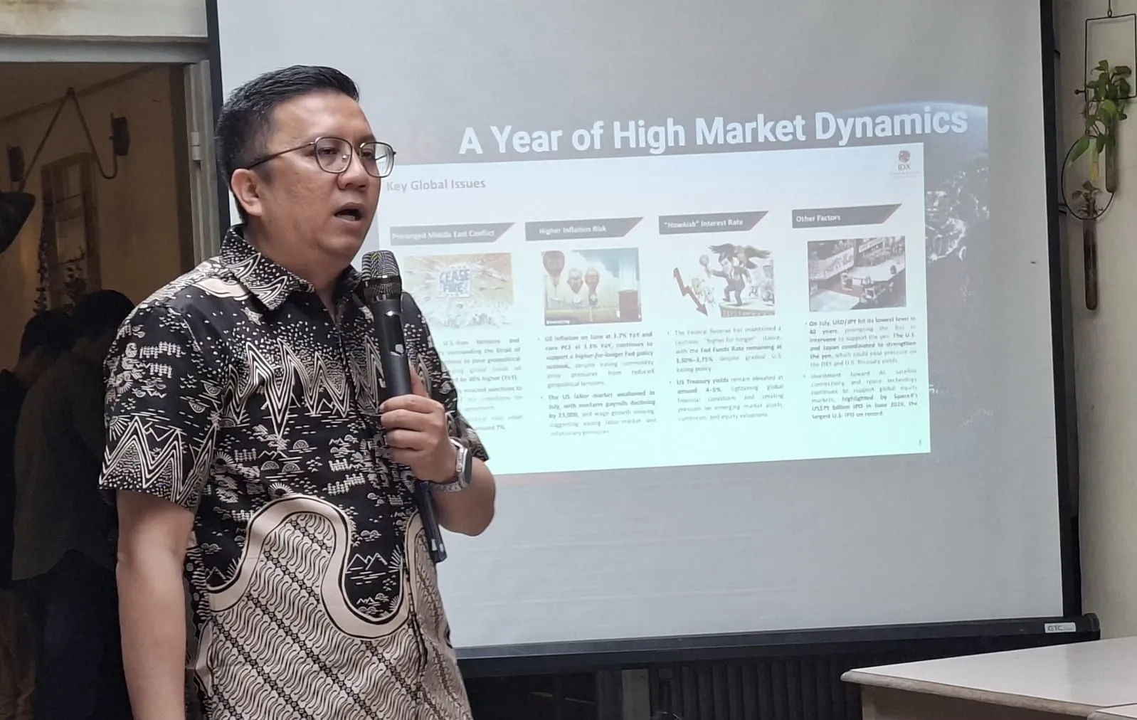 IHSG Sempat Anjlok di Bawah 4.900, Namun Investor Melonjak Tembus 31,1 Juta