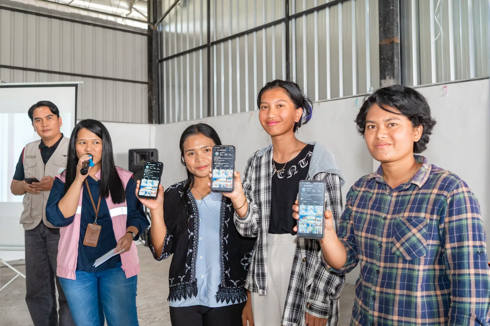 Dekatkan Akses Layanan Digital hingga Pelosok, PLN Kampanyekan Aplikasi PLN Mobile di Desa Kuta Gugung