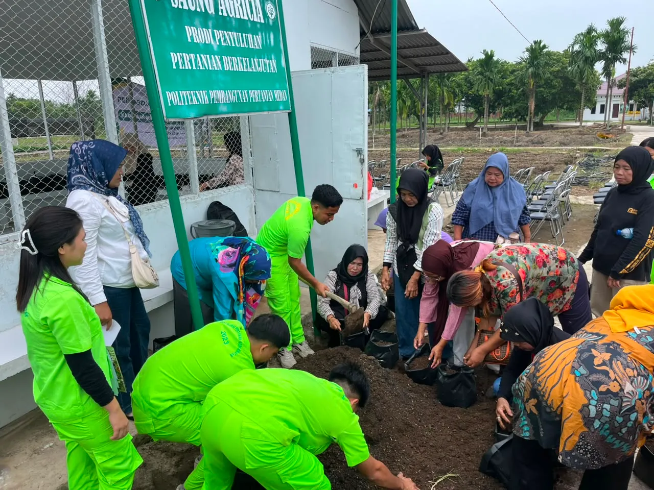Pemanfaatan Pekarangan untuk Ketahanan Pangan, Polbangtan Kementan Gelar Pengabdian Masyarakat melalui Program KRPL