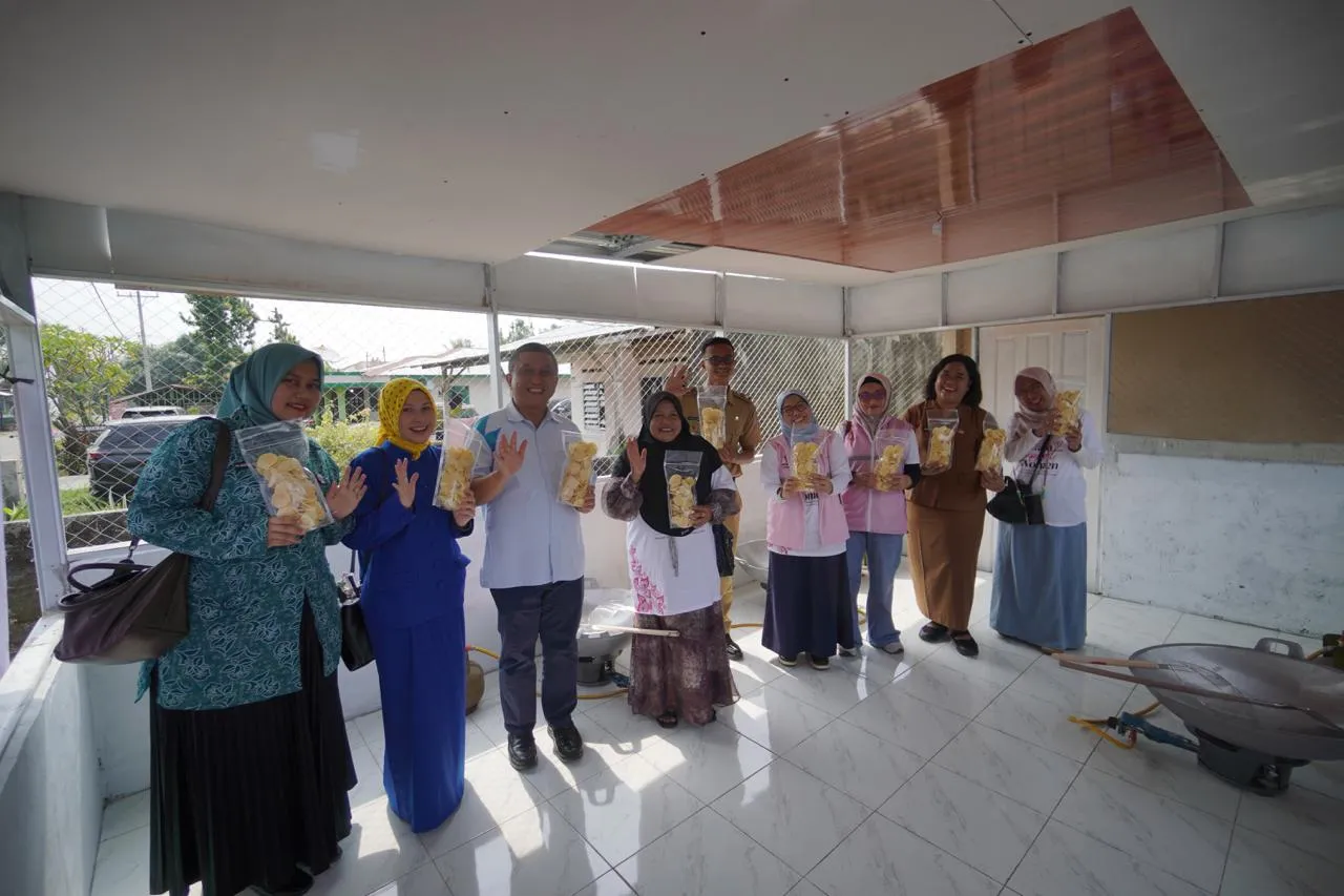 Srikandi PLN UID Sumut Dukung 35 Perempuan Kembangkan Usaha Opak di Desa Suka Raya