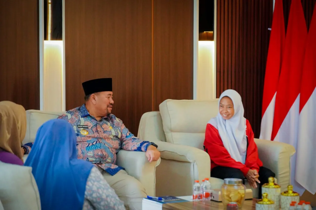 Bupati Baharuddin Terima Kunjungan Fadila, Pemain Timnas Putri U-16 Asal Batubara