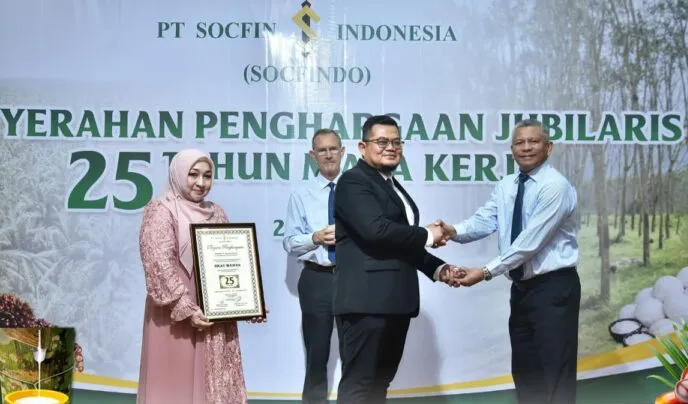 PT Socfindo Kebun Seumayam Serahkan Penghargaan Jubilaris