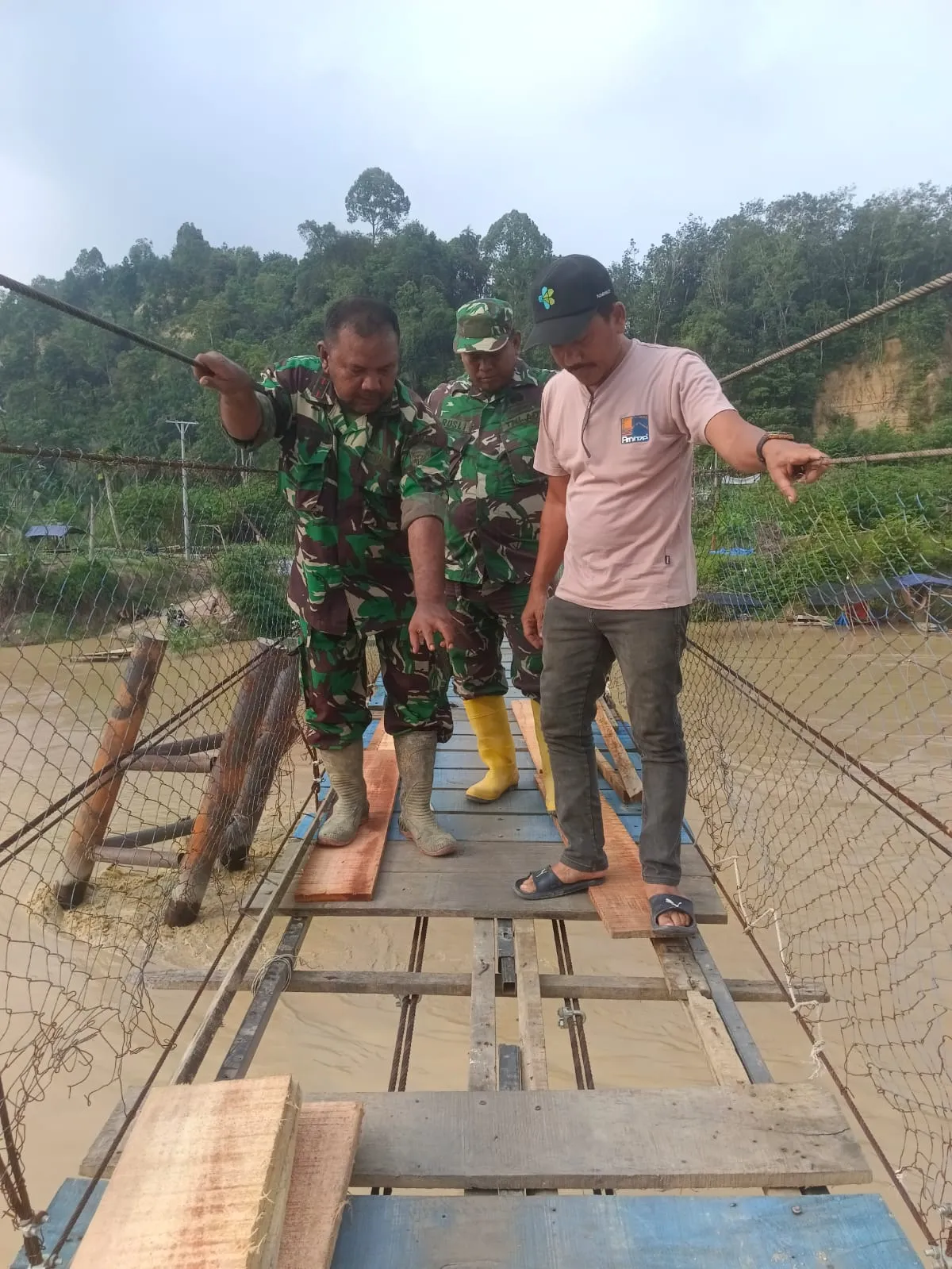 Danposramil Sekerak Bersama Babinsa dan Masyarakat Laksanakan Perehapan Jembatan Gantung