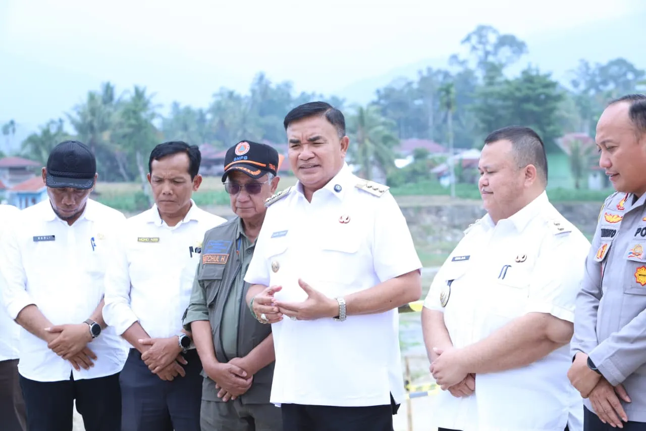 Bupati Agara Pantau Alur Sungai dan Sejumlah Jembatan Terdampak Banjir