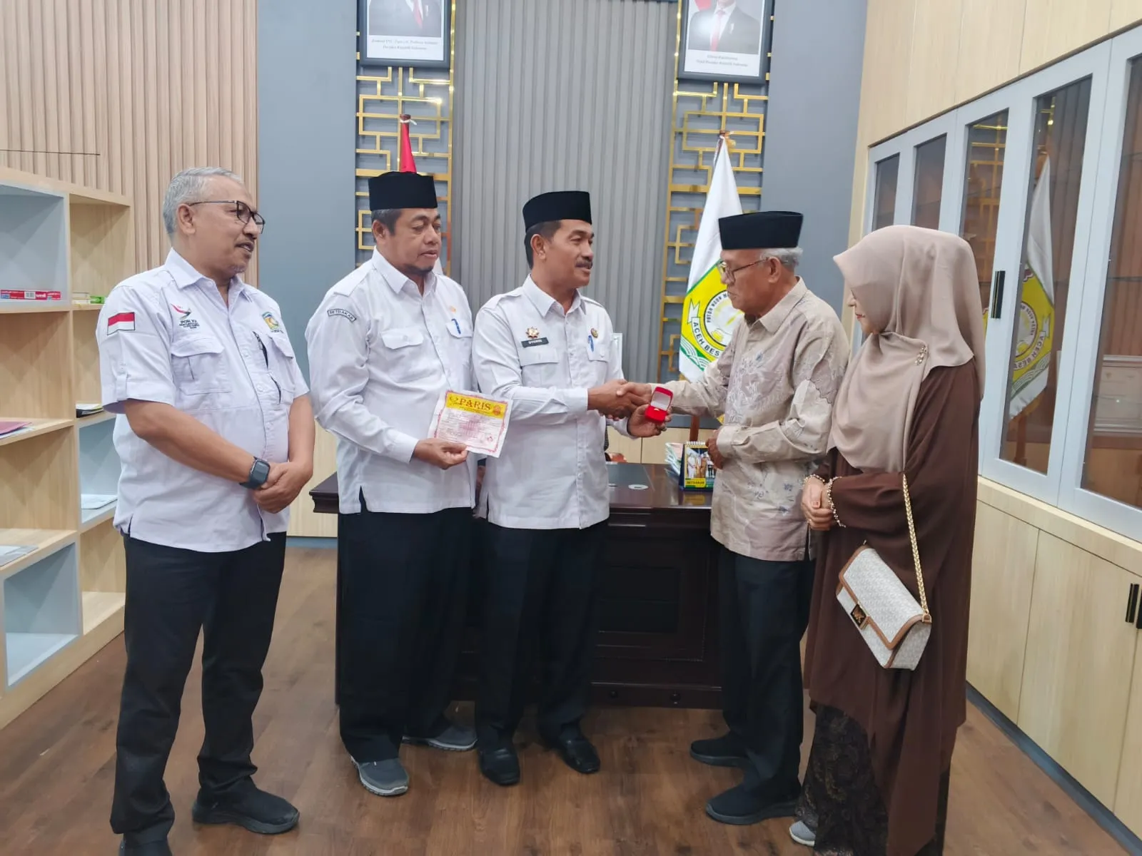 Wabup Aceh Besar Serahkan Cenderamata Untuk Ahli Waris Panglima T Nyak Makam