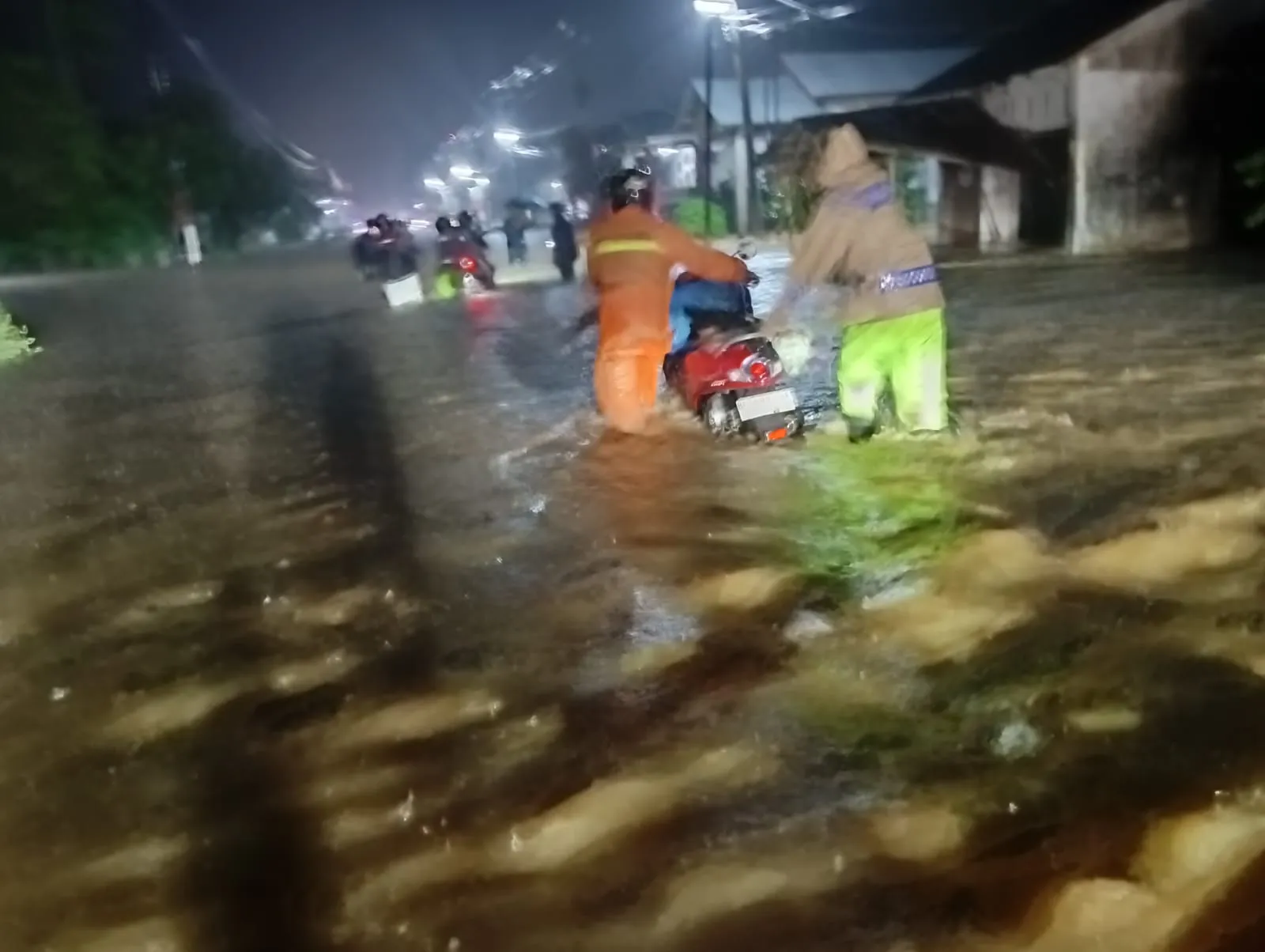 Banjir Kepung Jalan Nasional Abdya, Arus Lalu Lintas Lumpuh Lima Jam