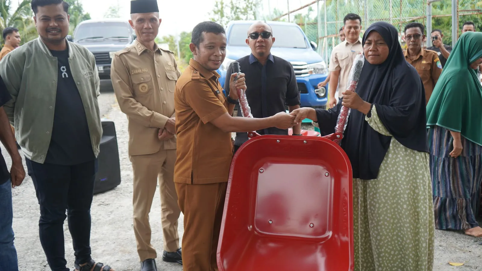 65 Pengumpul Batu Pesisir Ujong Tanoh Terima Gerobak Sorong dari Pemkab Abdya