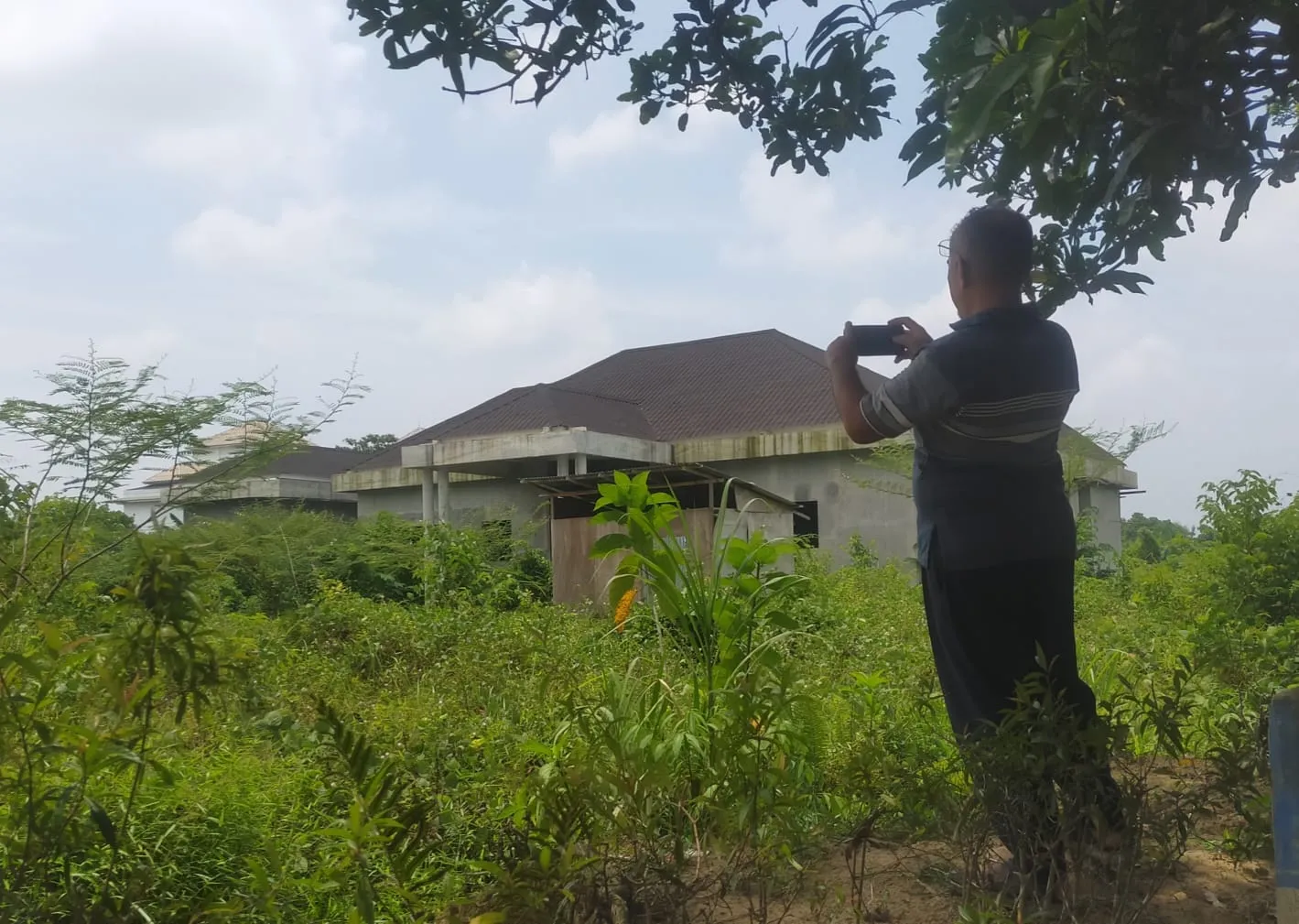 Setahun Mangkrak, Bangunan Rumdis Ketua DPRD Dipenuhi Belukar