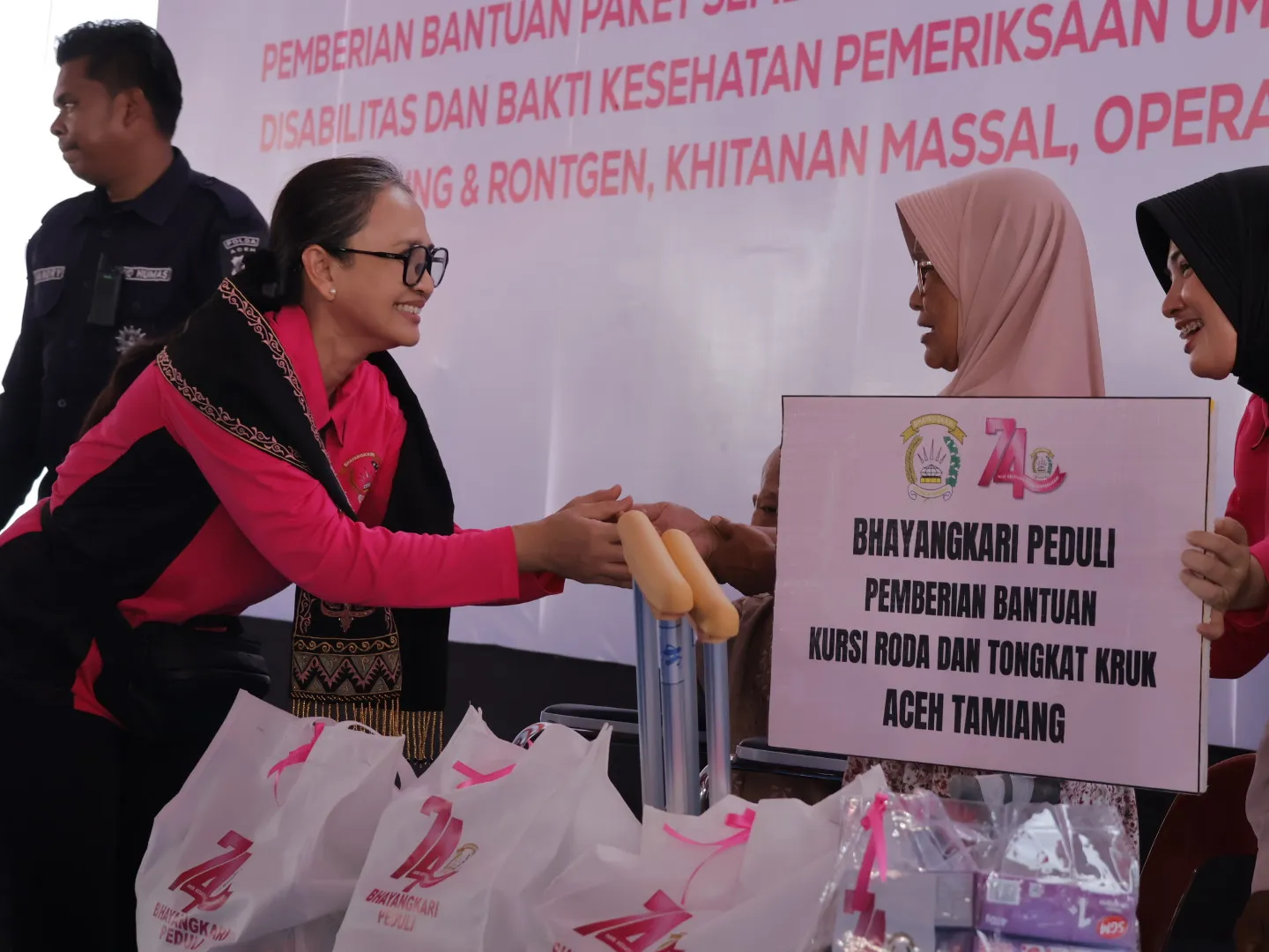 Ketua Umum Bhayangkari Serahkan 6000 Paket Sembako Untuk Masyarakat
