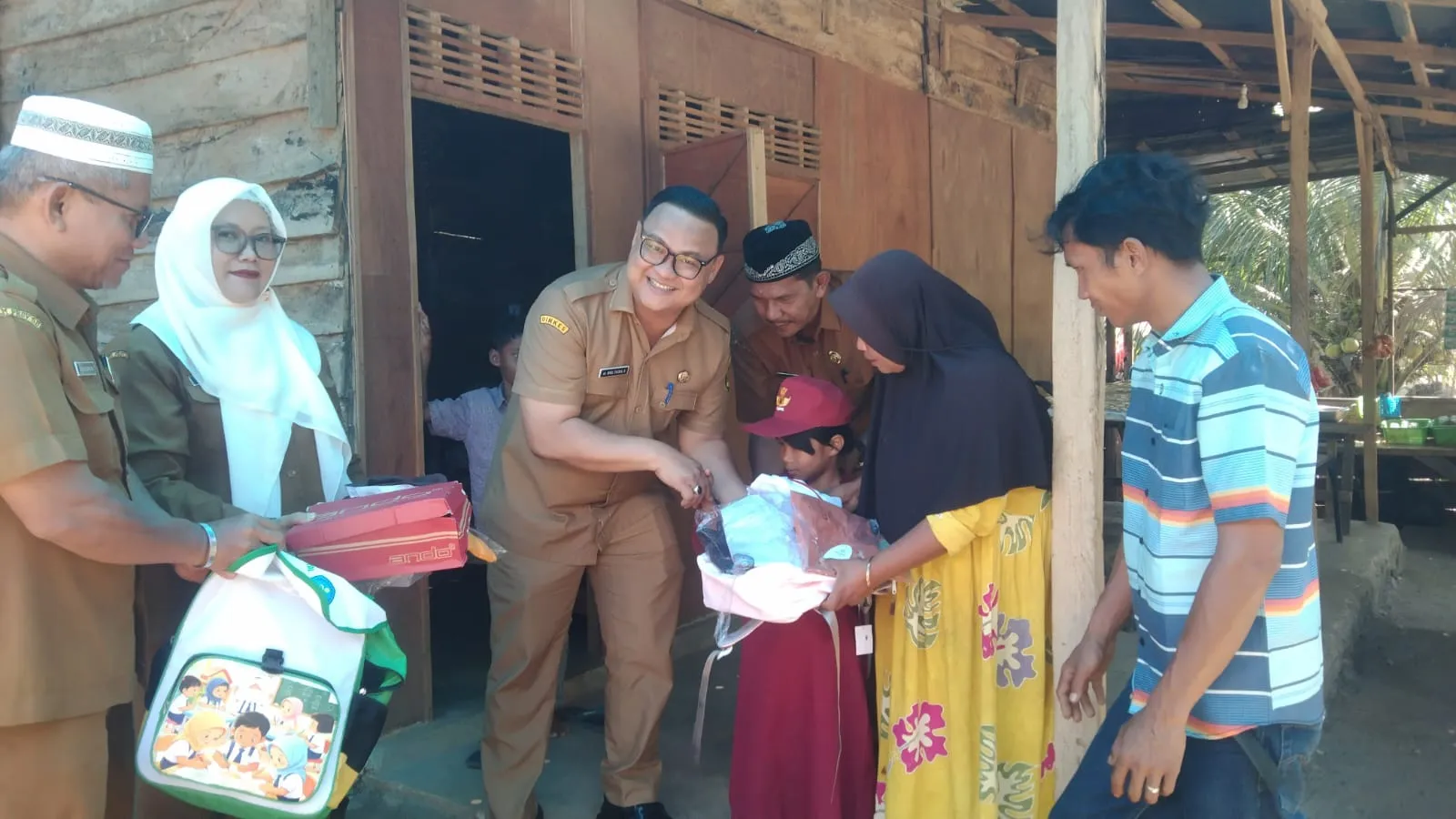 Kadis Pendidikan Madina Bantu Baju dan Perlengkapan Belajar Empat Anak Putus Sekolah