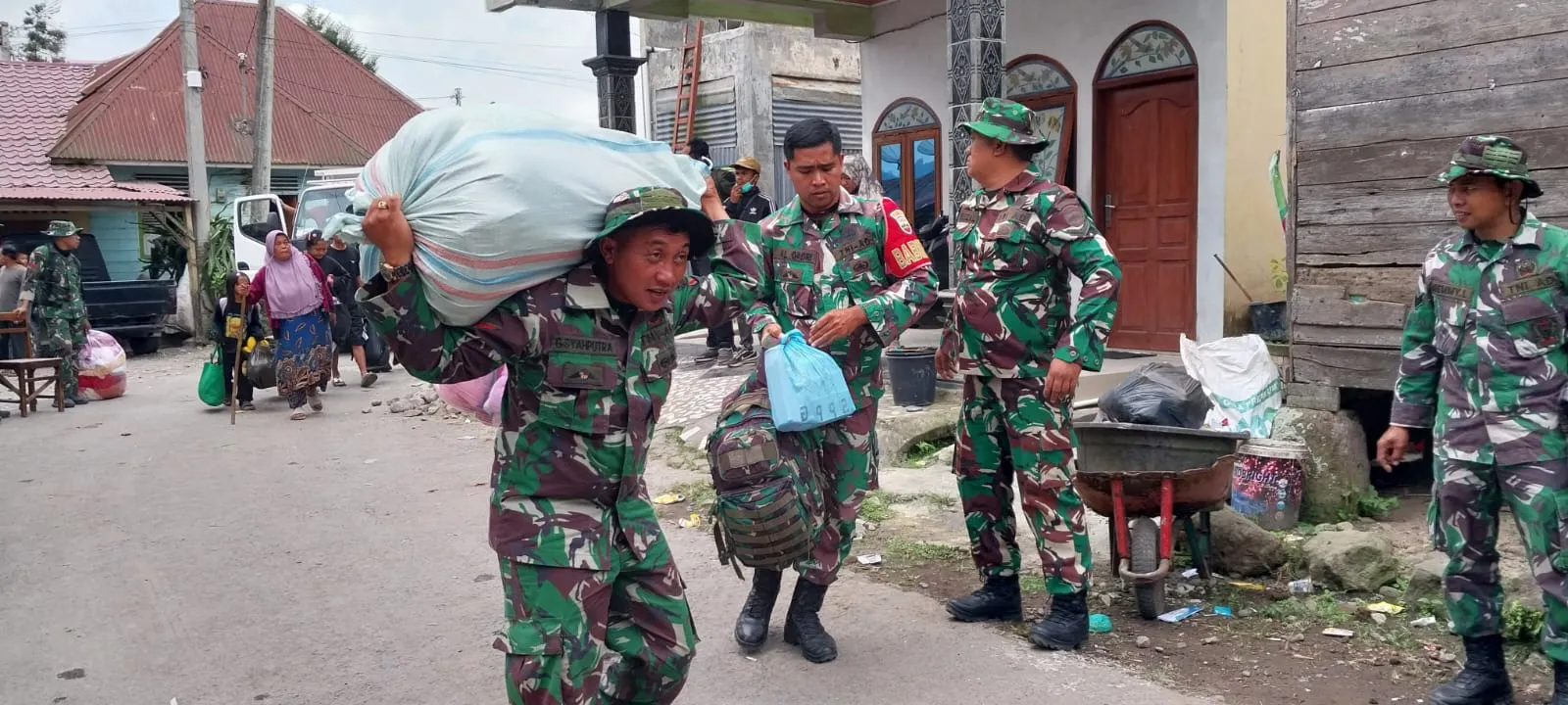 Antisipasi Erupsi Sinabung, Kodam I/BB Bantu Warga Kuta Tenggah Mengungsi