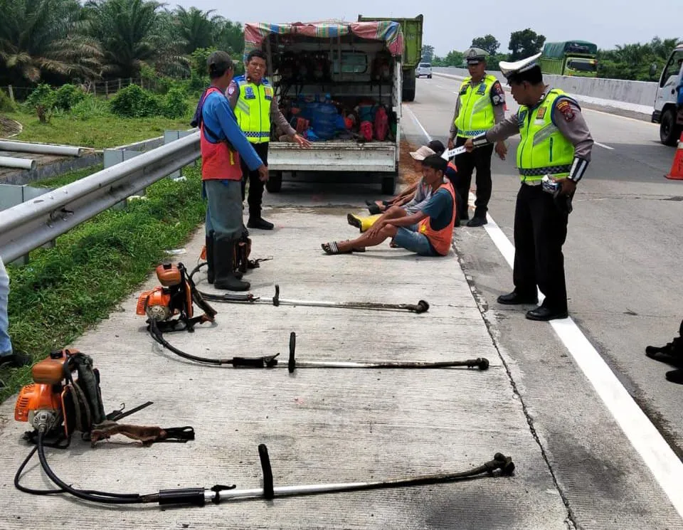Dua Pemotong Rumput Tol Sergai Tewas Disambar Dump Truk