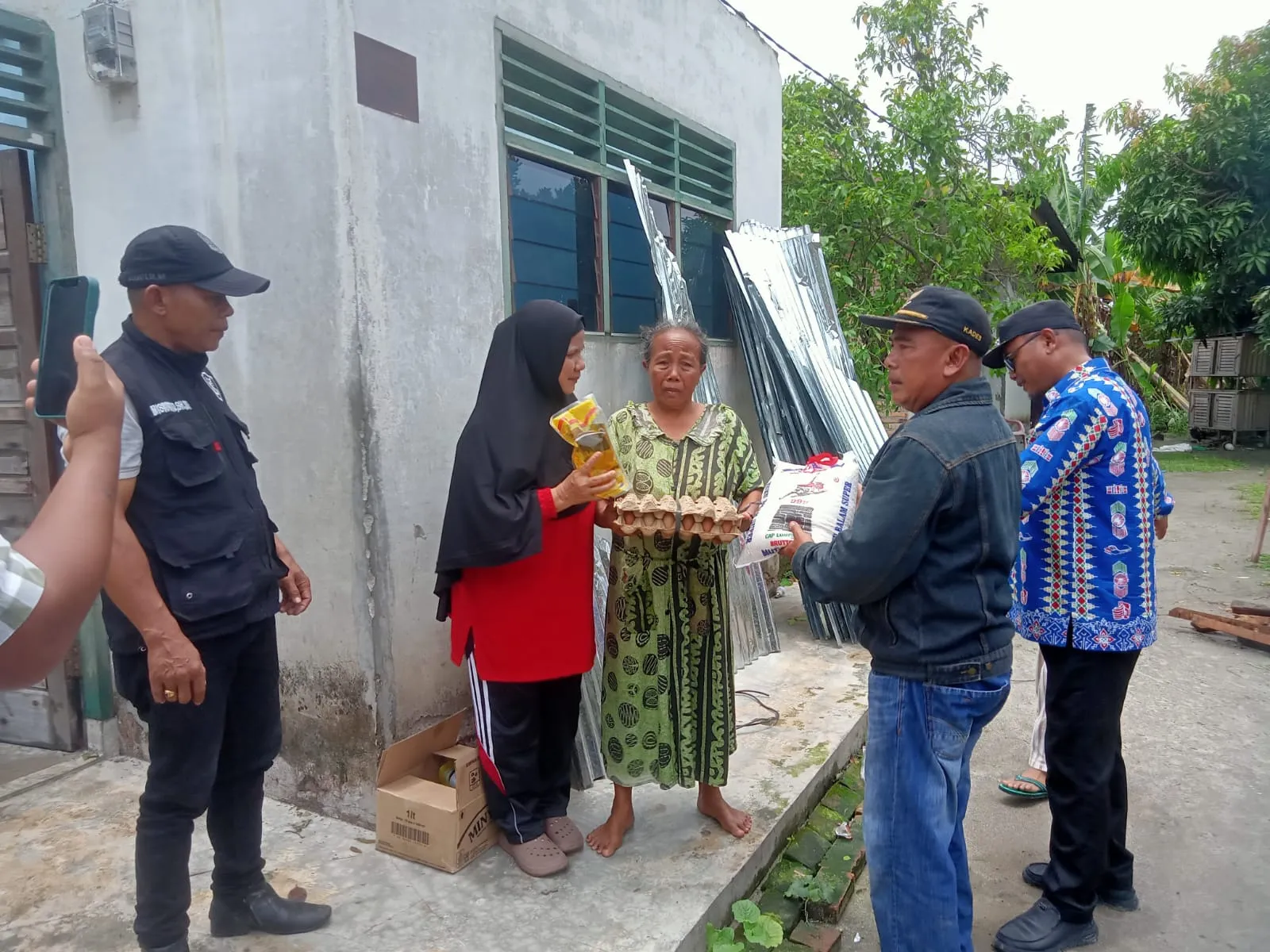 Pemdes Pasar V Kebun Kelapa Salurkan Bantuan Tanggap Bencana 77 Korban Puting Beliung