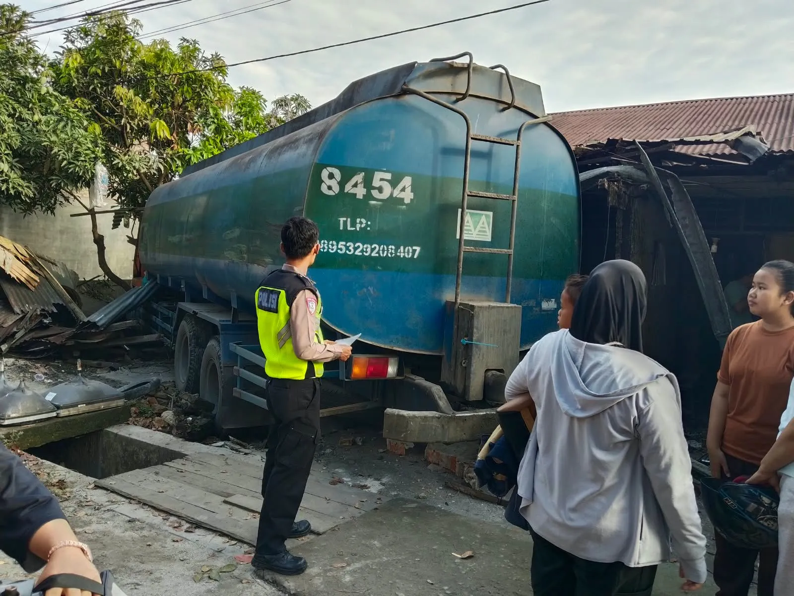 Truk Tangki Oleng Seruduk Rumah Warga Perbaungan