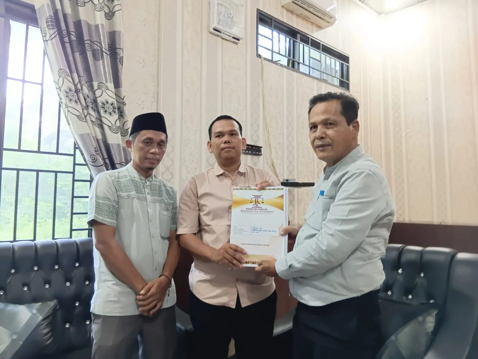 Protes Hasil Pilkampong Lae Ikan, Herianto Didampingi Pengacara Sampaikan Keberatan ke DPMK
