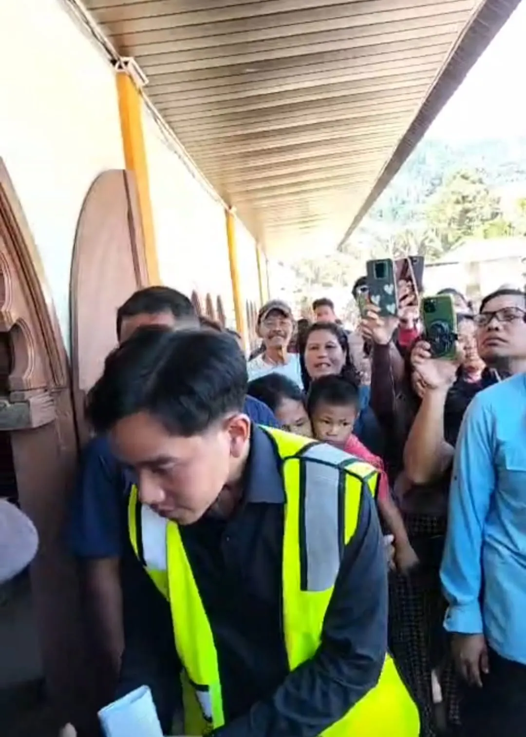 Gibran Mampir ke Gereja yang Diterjang Banjir, Jemaat Tapteng Curhat: Setiap Hujan Kami Was-was