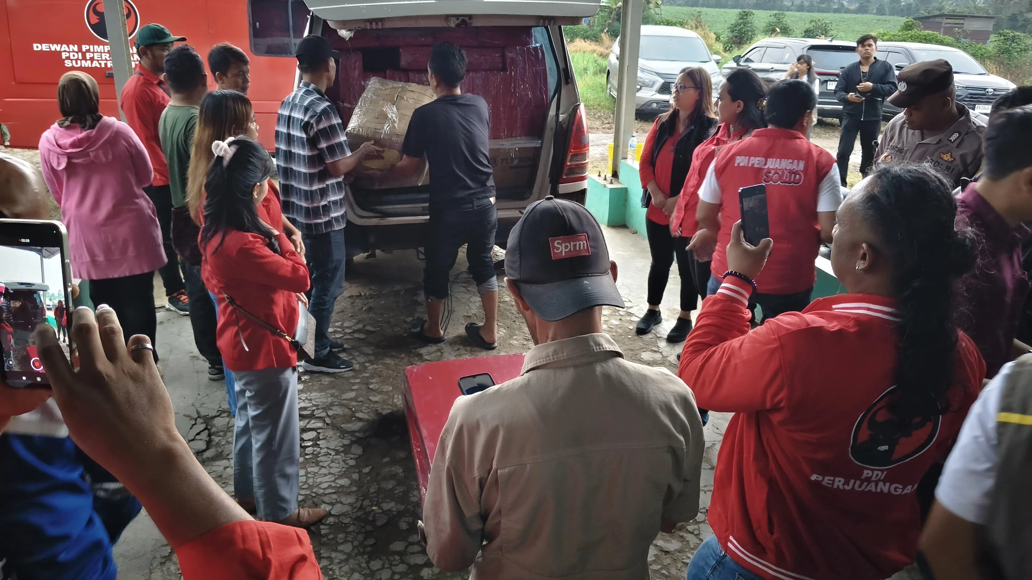 Jalankan Instruksi Megawati, PDI Perjuangan Sumut Tuntaskan Penyaluran Bantuan Erupsi Sinabung