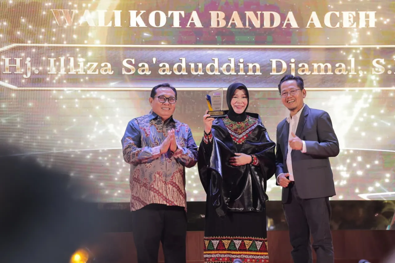 Illiza Raih Penghargaan Wali Kota Penggerak Inovasi Daerah Dari SMSI Aceh