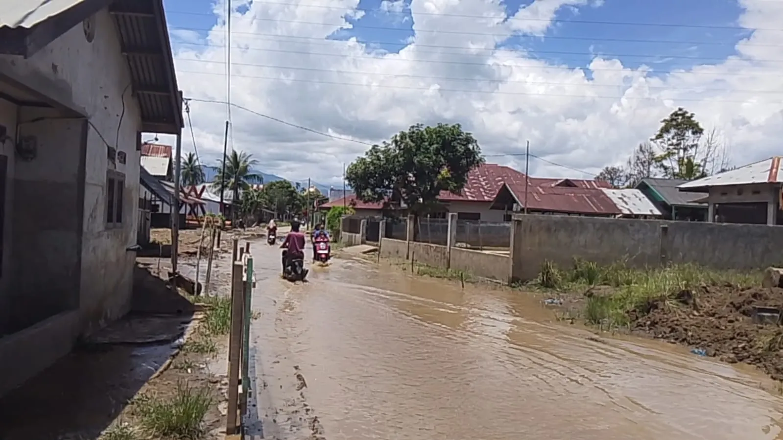 Jalan Lintas Seunong Tergenang, Warga Gampong Geunteng Minta Segera Ditangani