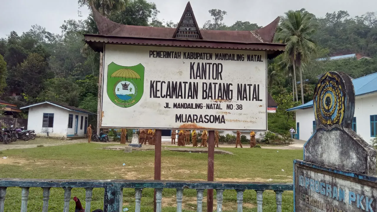 Jabatan Camat dan Sekcam Batang Natal Kosong Seminggu, Warga Protes Minta Diisi Segera