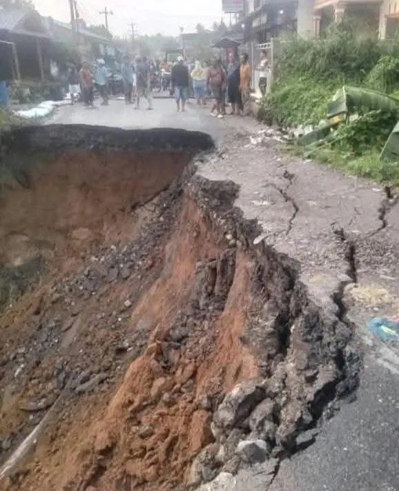 Akibat Longsor Jalan Tiga Juhar Putus