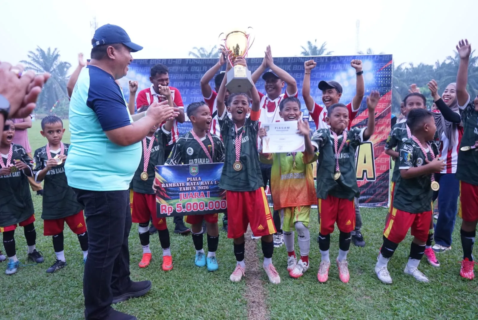 Bupati Asahan Tutup Turnamen Rambate Rata Raya Cup U-10, SSB Kala Cakti 126 Juara