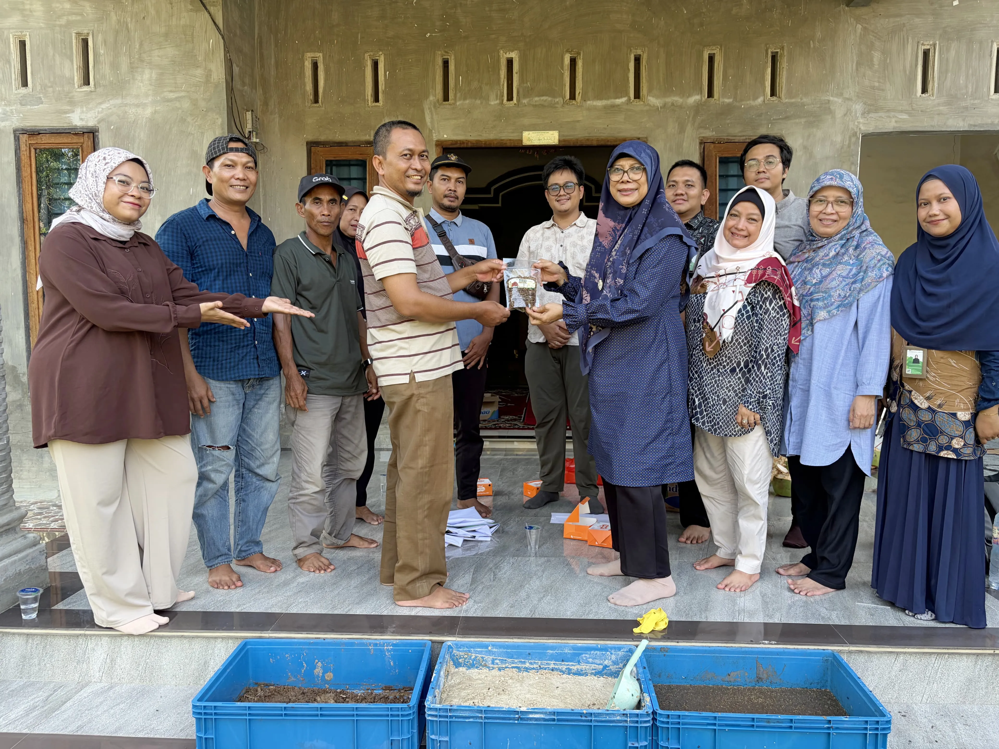 Tim Pengabdian USU Berikan Pelatihan Budidaya Maggot sebagai Solusi Alternatif Pakan Ternak di Padang Tualang