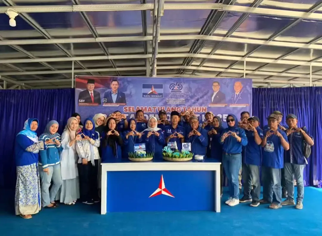 Peringati HUT ke-25, DPC Partai Demokrat Kota Binjai Potong Nasi Tumpeng