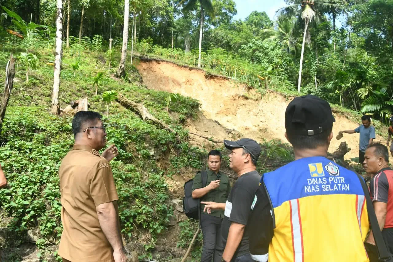 Bupati Sokhiatulo Laia Instruksikan Penanganan Jalan Darurat Akibat Longsor di Fanayama