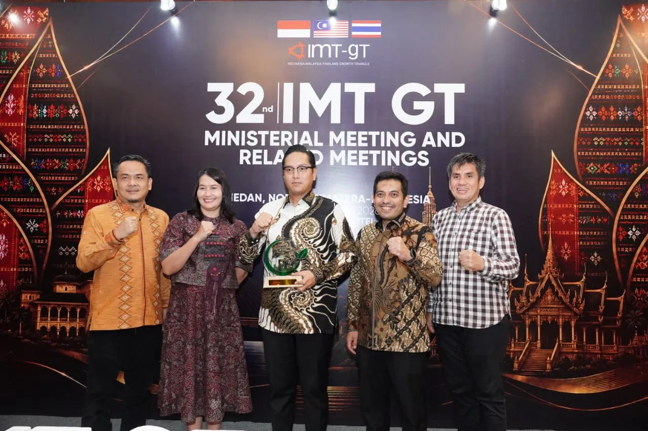 Rico Waas Terima IMT-GT Green City Award