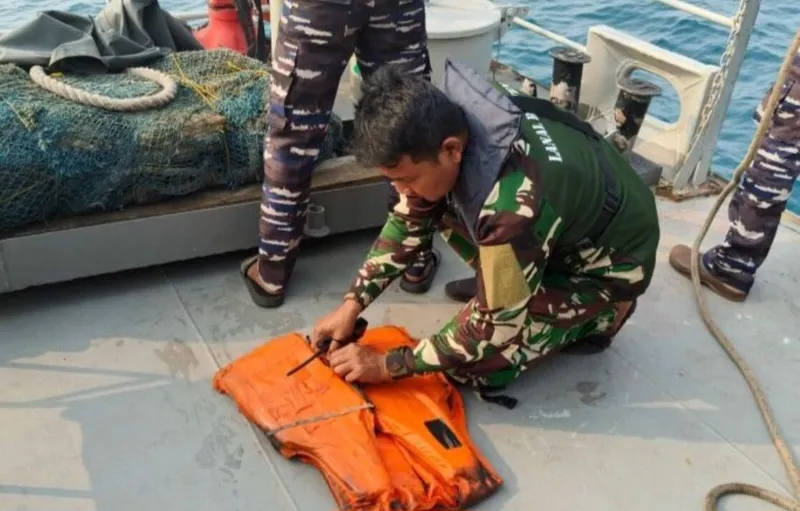 Saat Pencarian 5 Jurnalis yang Hilang, TNI AL Temukan Rompi Pelampung, Tabung dan Botol di Perairan Anyer