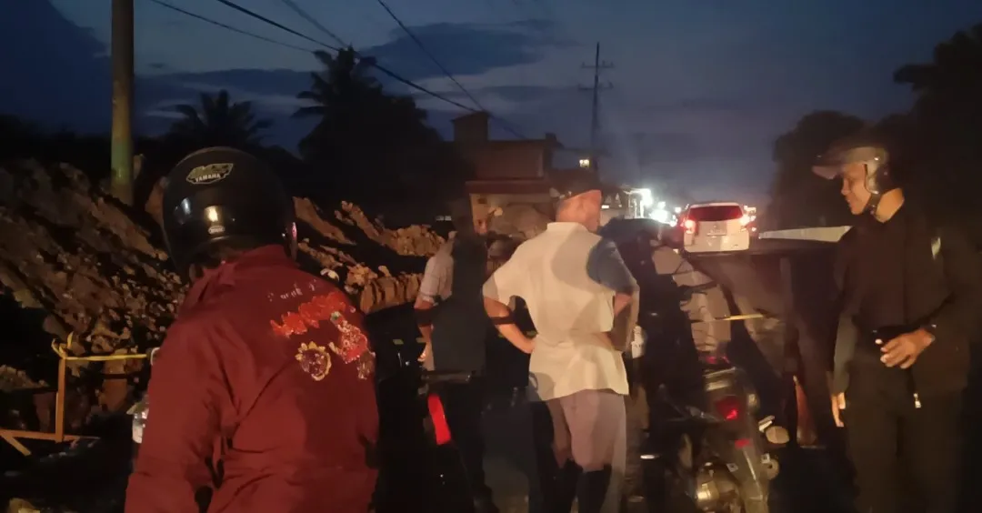 Tumpukan Pasir Pelebaran Jalan Nyaris Picu Kecelakaan Beruntun di Jalinsum Firdaus Sergai