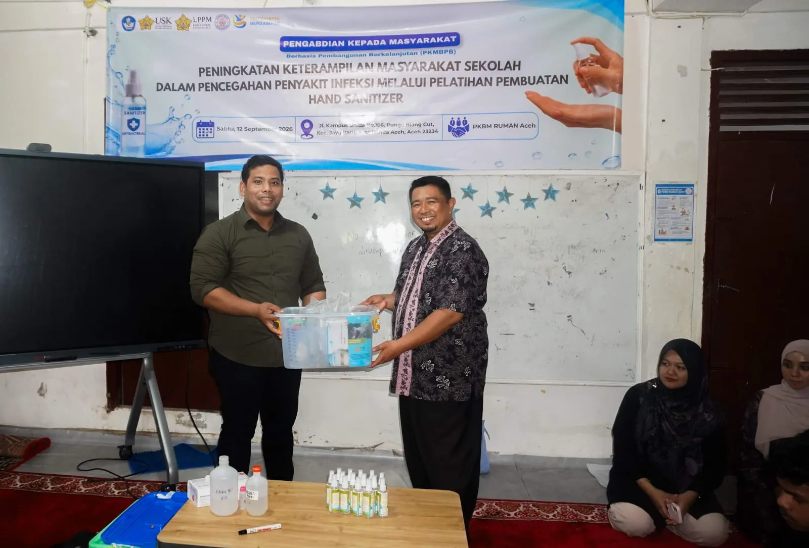 Tim USK dan PKBM Ruman Aceh Berkolaborasi Dalam Pelatihan Pembuatan Hand Sanitizer