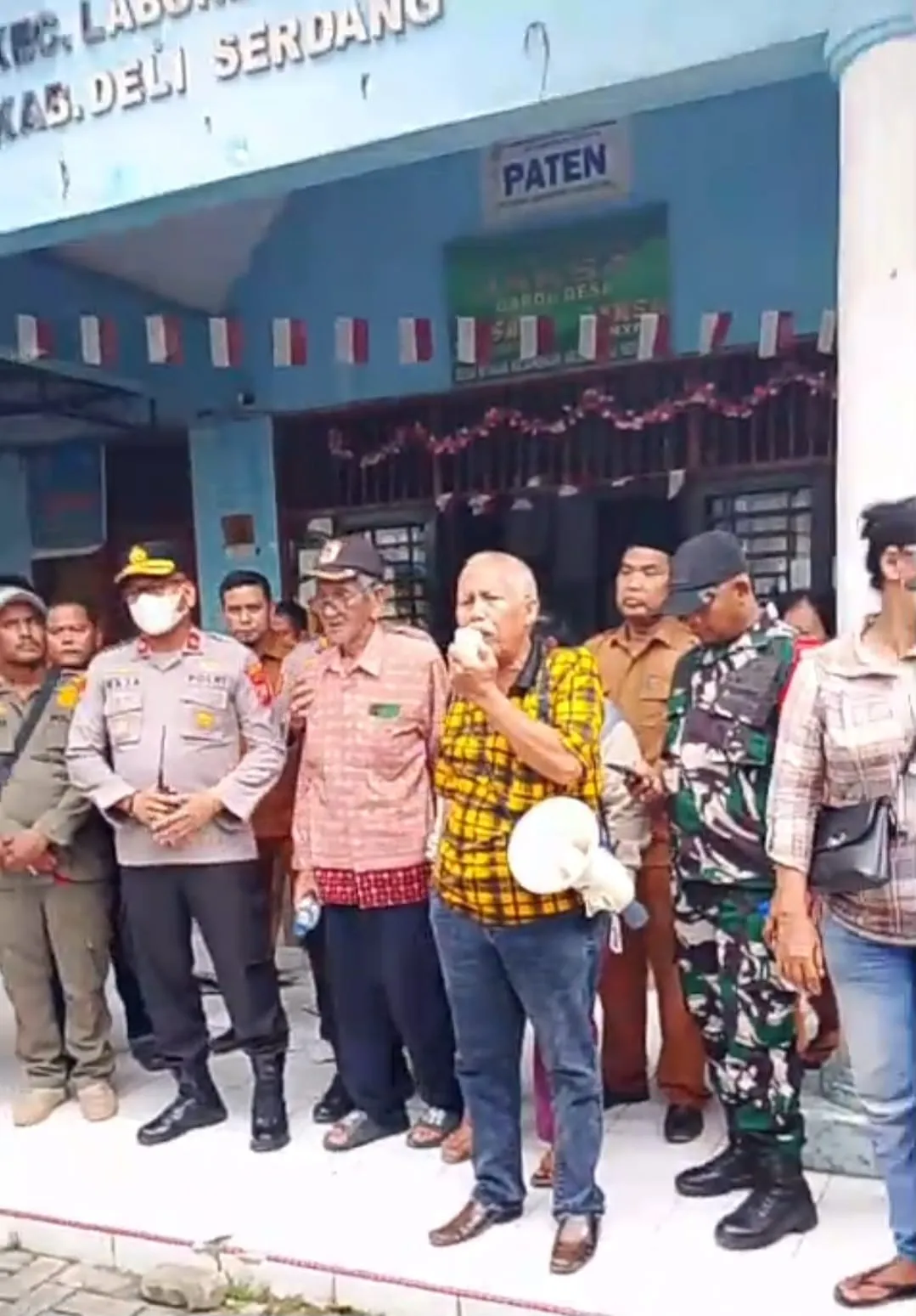 Diduga Kades Keluarkan SKT, Warga Dusun IV Datangi Kantor Desa Helvetia