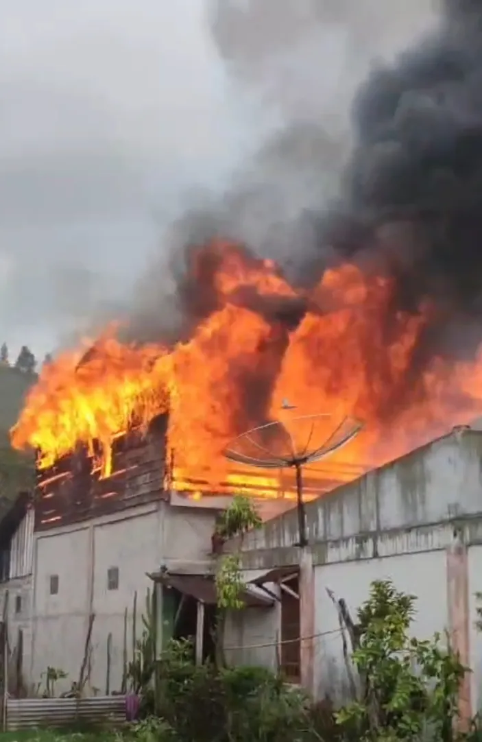 Kebakaran Hanguskan Rumah Warga di Pendere Saril, Satu Rumah Terimbas