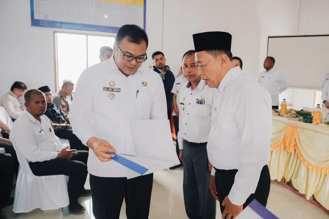 Asri Ludin Aktifkan Kembali Kades Rugemuk dan Berhentikan Kades Timbang Deli