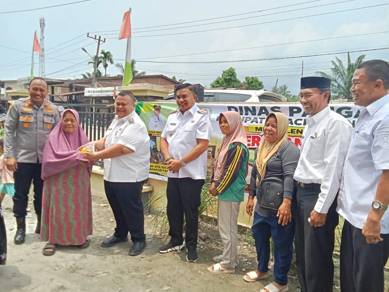 Bupati Salim Fakhry Bagikan Pangan Murah