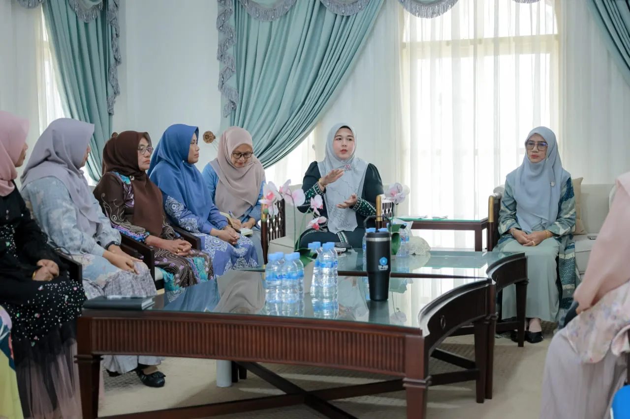 Rita Mayasari Ingatkan Istri Pejabat Aceh Besar Tetap Dekat Dengan Warga