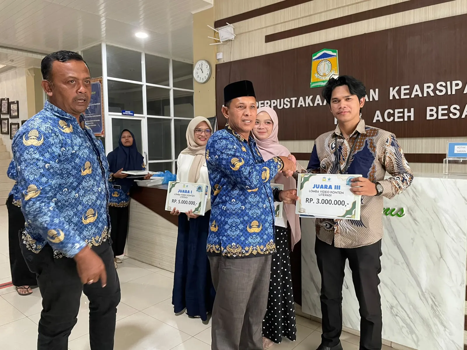 Kepala Dispusip Aceh Besar Serahkan Hadiah Pemenang Lomba Film Konten Literasi