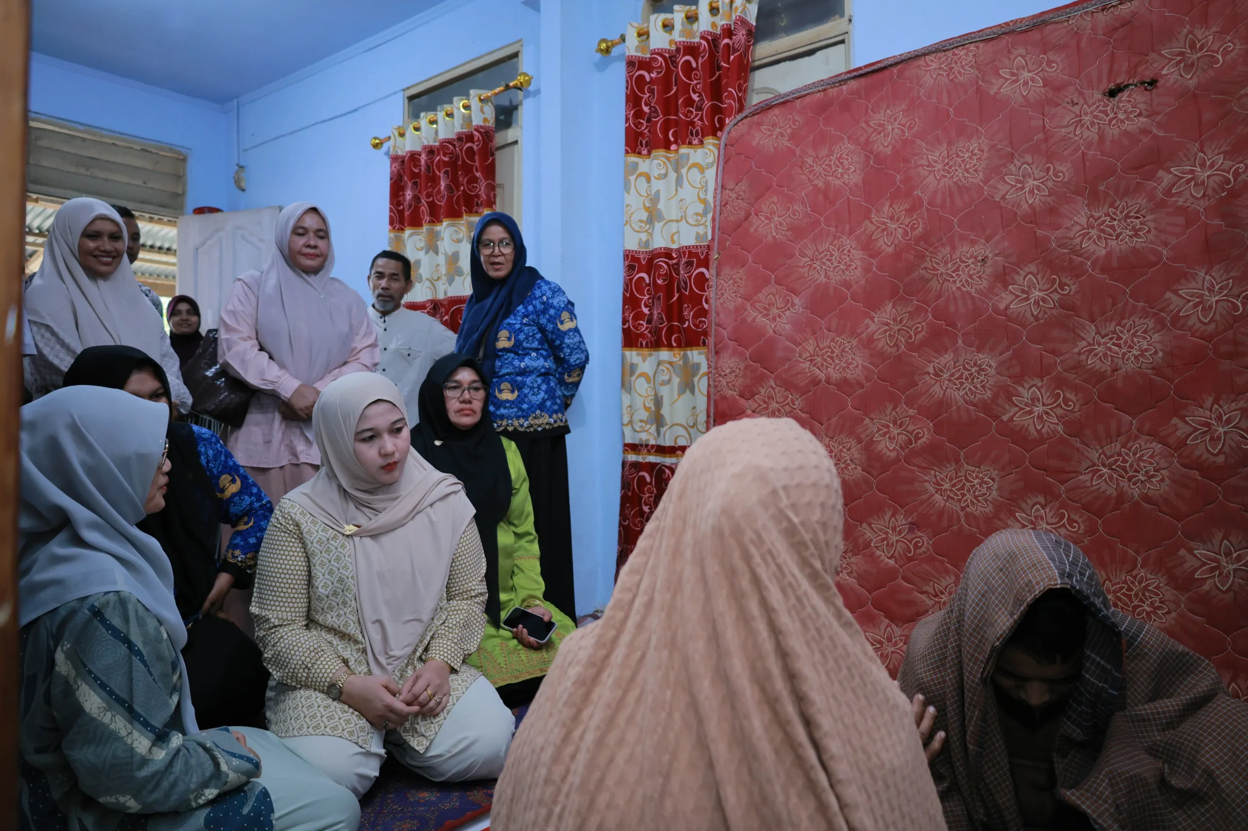 Ketua TP PKK Aceh Besar Sambangi Keluarga Kurang Mampu Di Gampong Teureubeh