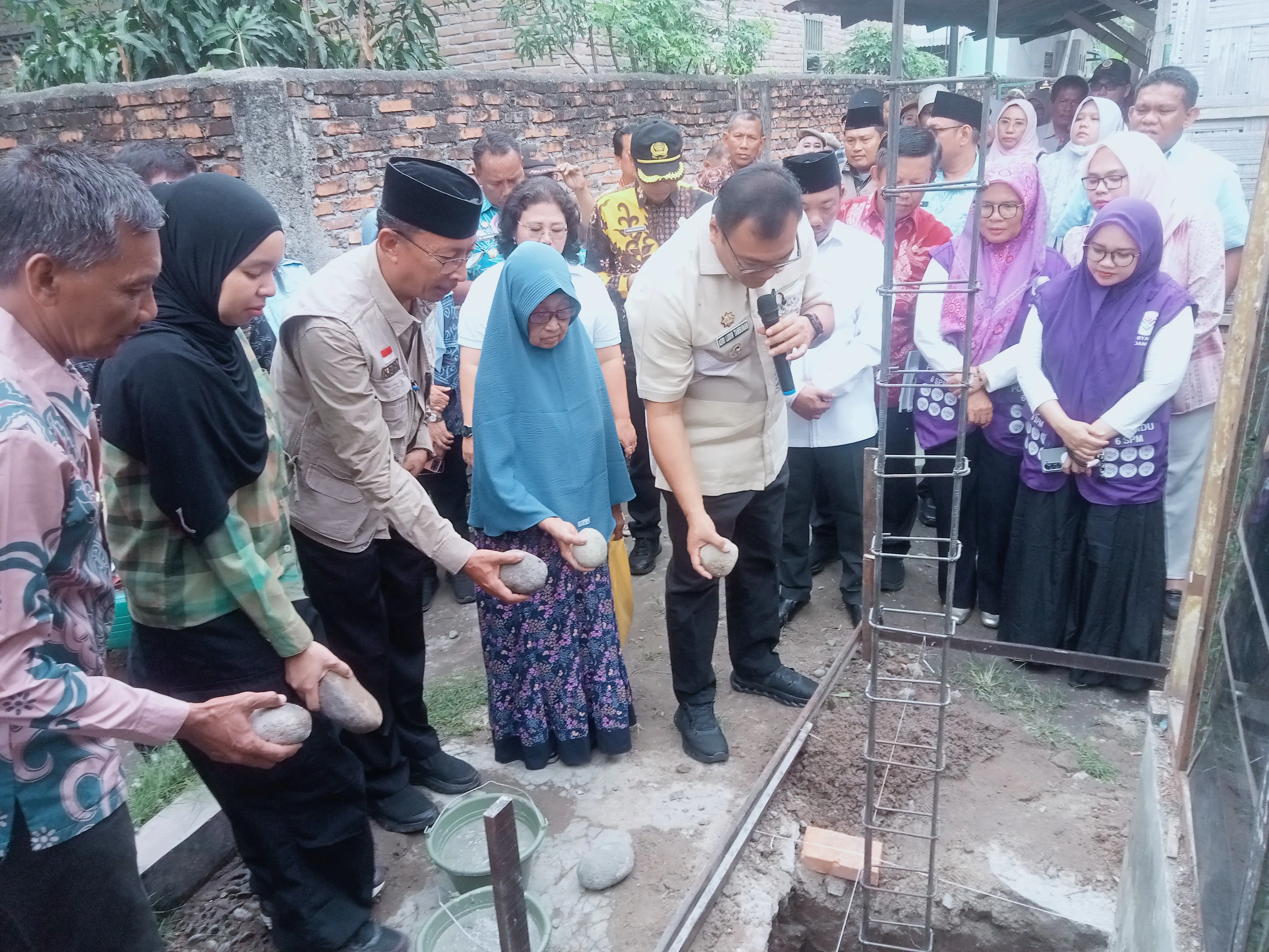 Asri Ludin Tambunan Letakkan Batu Pertama Pembangunan Rumah Tidak Layak Huni di Lubukpakam dan Pantai Labu