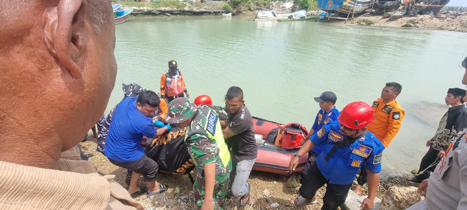 Isak Tangis Keluarga Pecah Sambut Jenazah Edi Yanto di Pelabuhan Pasie Meukek, Ditemukan 12 Mil Dari Pantai