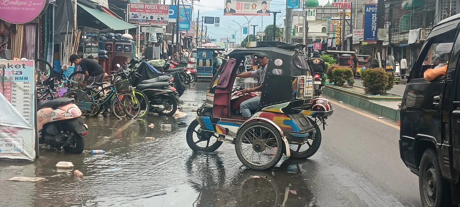 Tanpa Hujan, Air Tetap Menggenangi Jalan Nasional Pasar Lama Panyabungan, Warga Duga Drainase Penuh Sampah