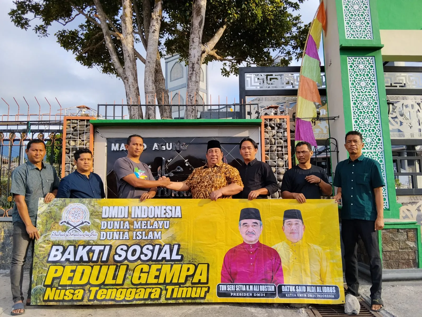 Presiden DMDI TYT Tun Seri Setia HM Ali Rustam Bantu Renovasi Masjid Terdampak Gempa di Manggarai Timur