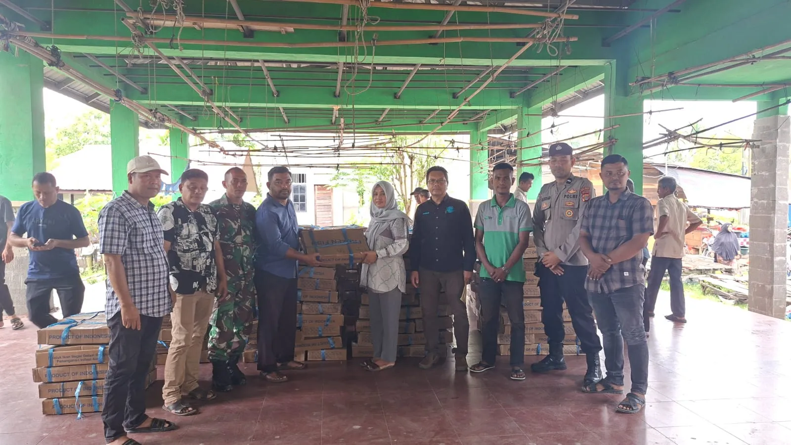 Plt Camat Kuta Cot Glie Dorong Pemenuhan Gizi Warga Melalui Penyaluran Bantuan Ikan