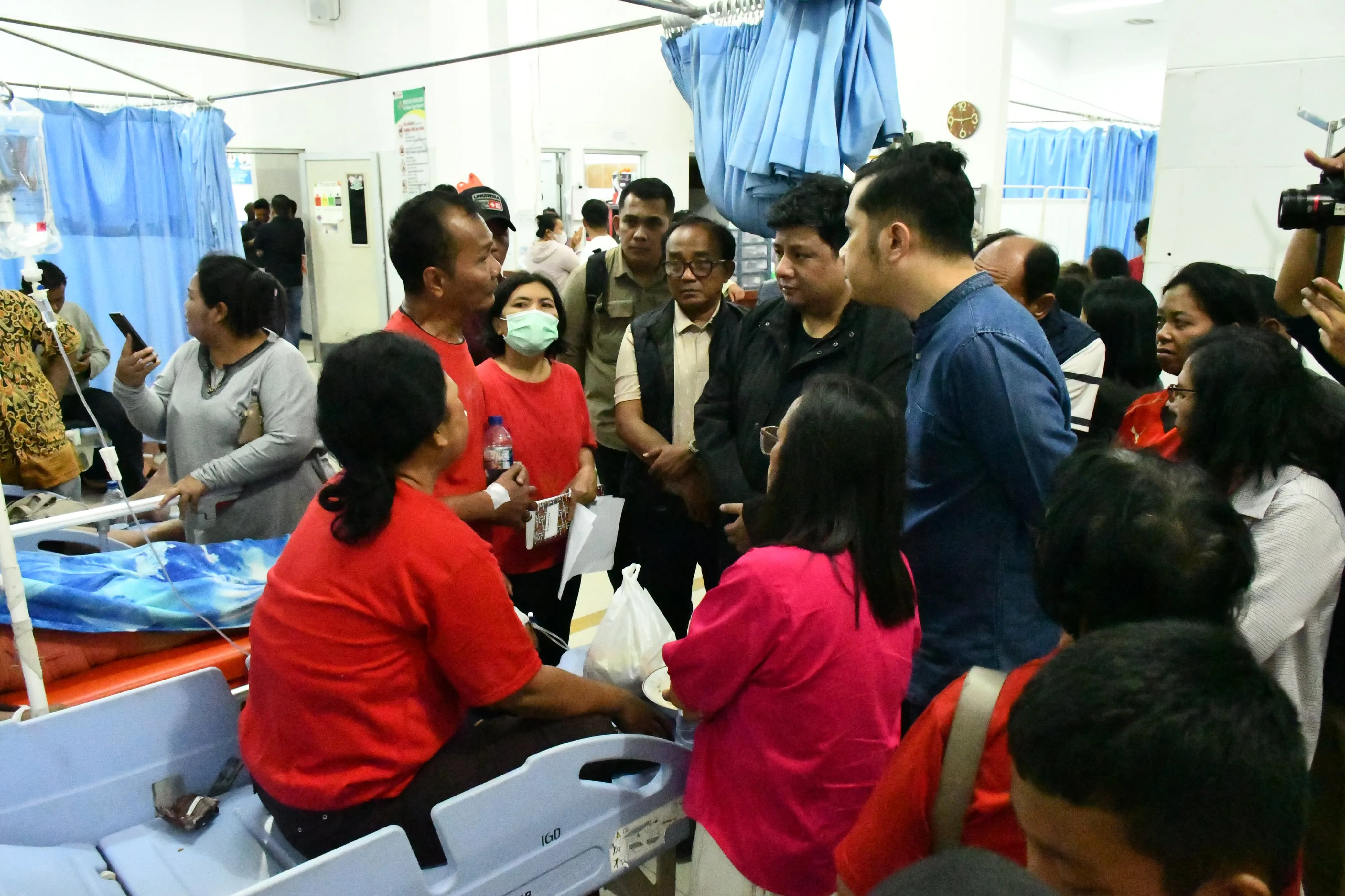 Kunjungi Korban Kecelakaan Bus, Vandiko Pastikan Biaya Perobatan Ditanggung Pemkab Samosir
