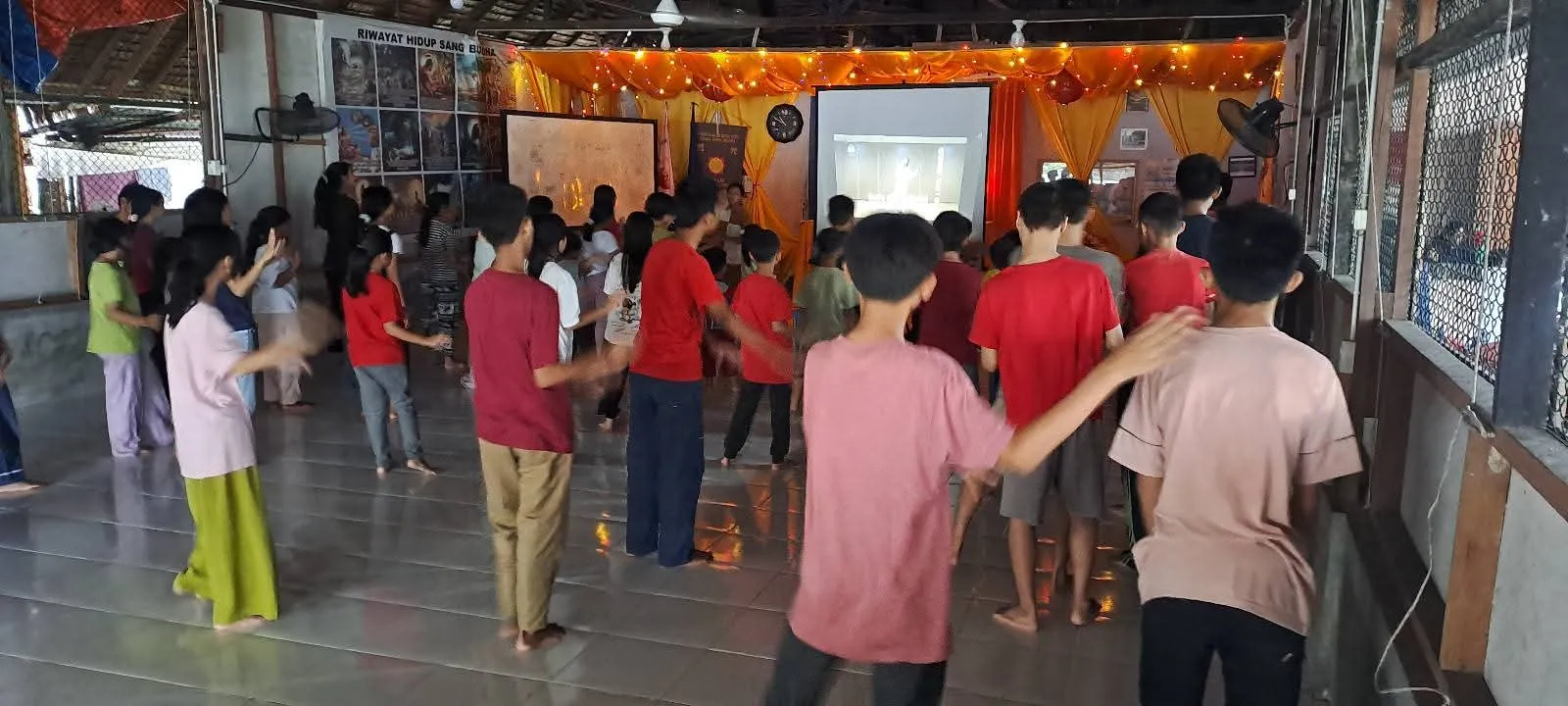 Anak Sekolah Minggu Buddha Ikuti Senam Sehat dan Pembelajaran Melalui Infokus