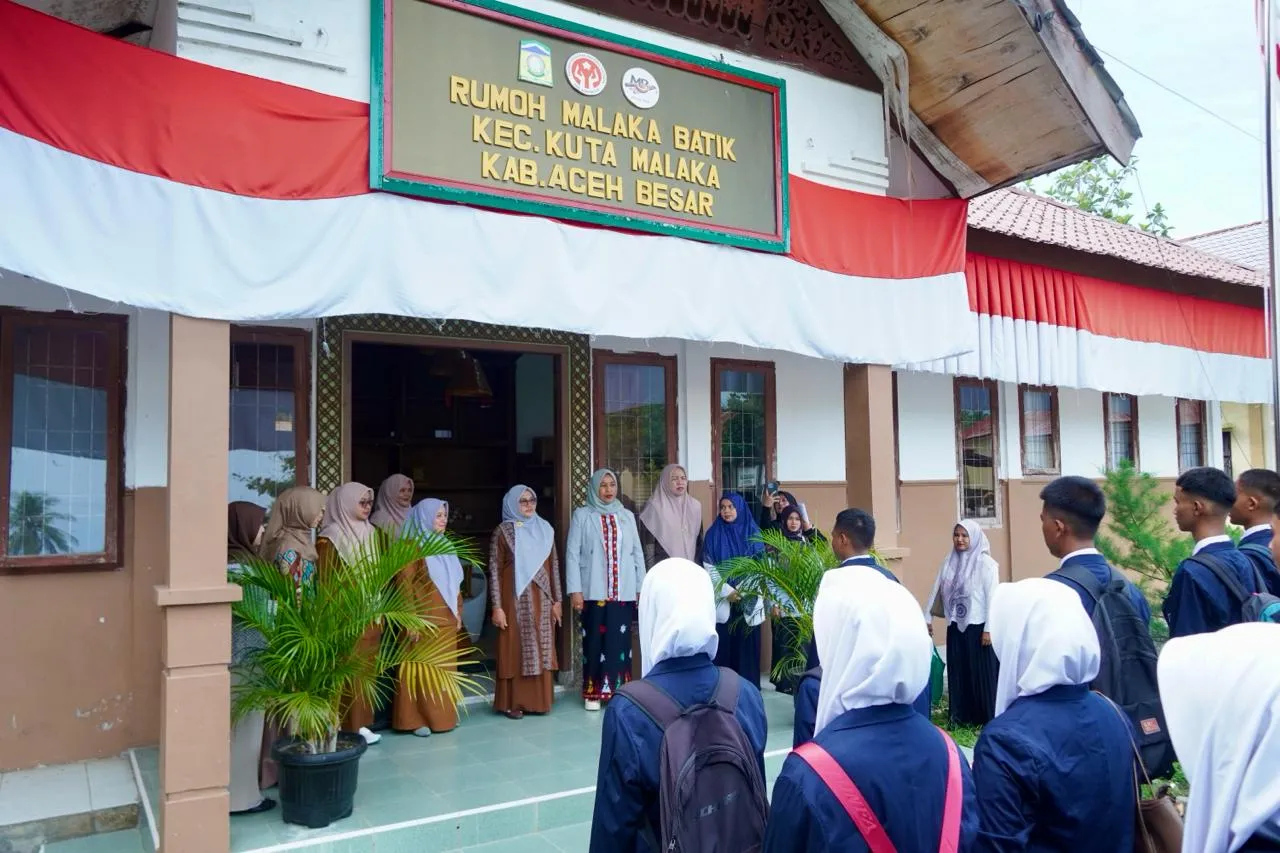 Dekranasda Aceh Besar Sambut Kunjungan Siswa MAN 1 Model Banda Aceh Ke Rumoh Batik Malaka